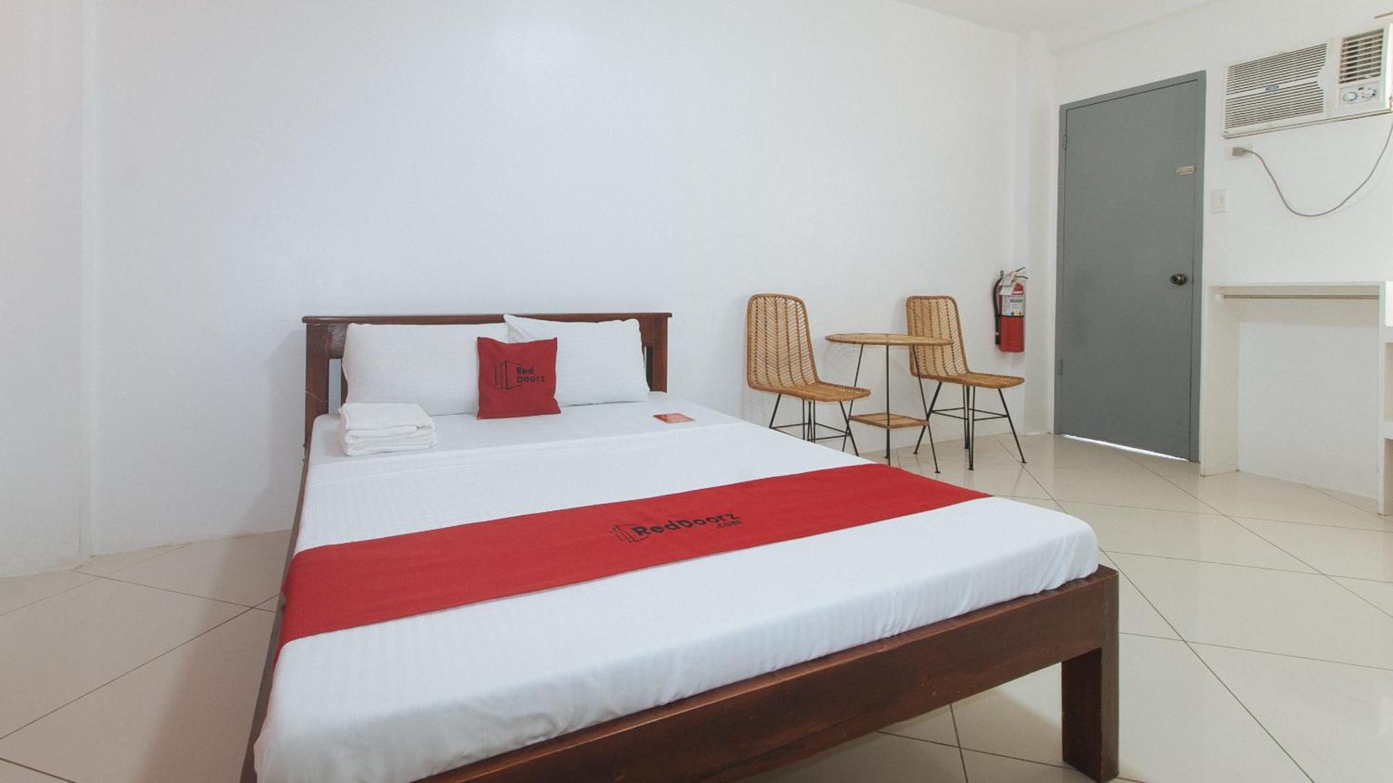 Reddoorz At Fat J Apartelle Mactan سيبو المظهر الخارجي الصورة