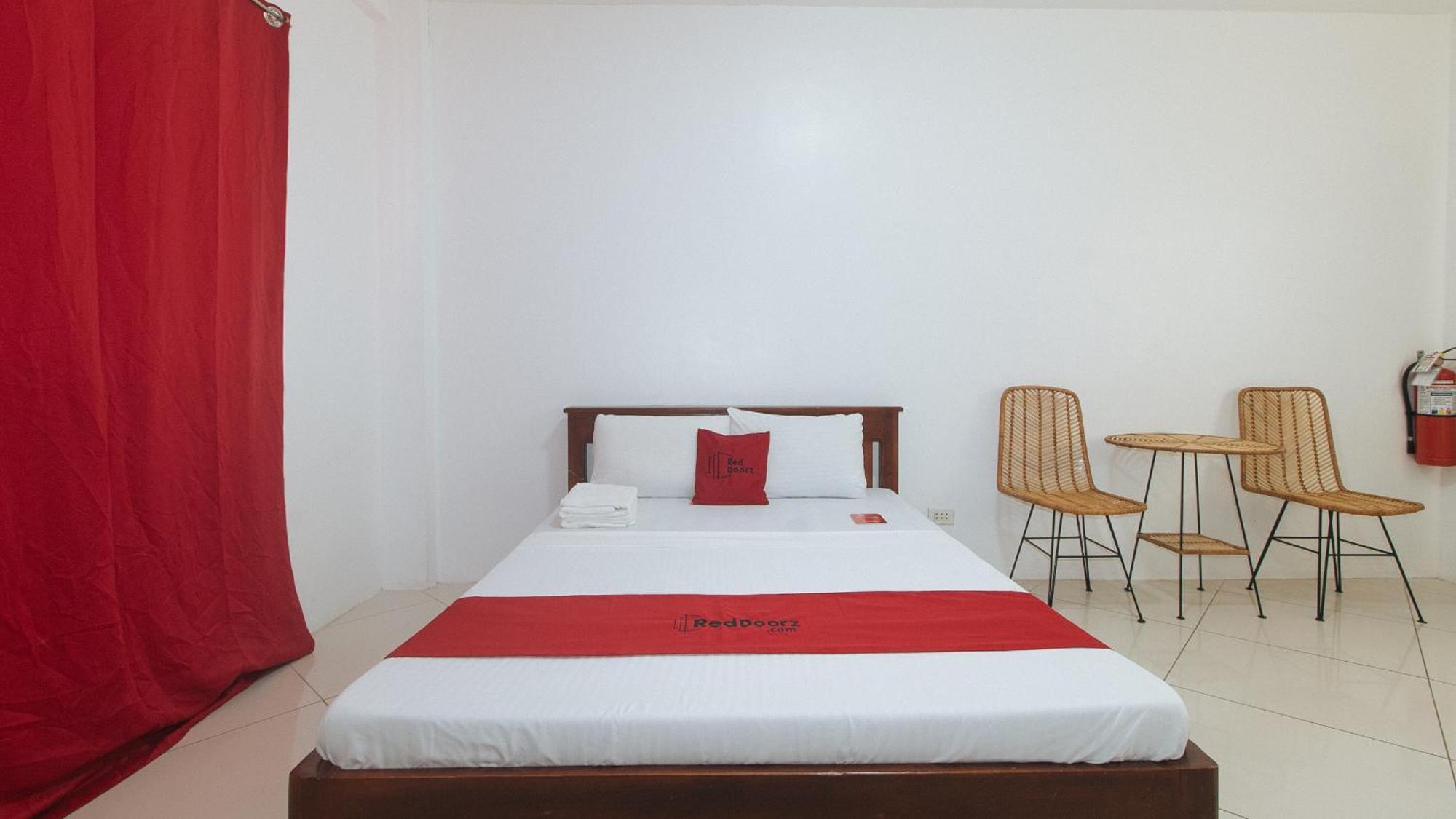 Reddoorz At Fat J Apartelle Mactan سيبو المظهر الخارجي الصورة